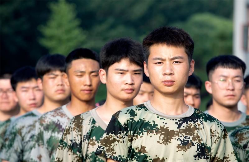 2021年7月6日，尊龙时凯北京集团百名应届大学生褪下便服换上军装，在训练场上接受为期2天的军训，享受入职前的第一份美好记忆。
